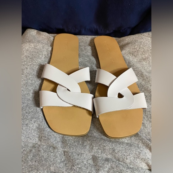 Le Château sandals - Picture 3 of 3